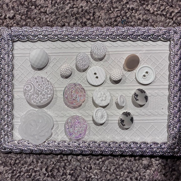 Vintage Sewing / Crafting Buttons, for clothing, jewelry, or crafts.
Total: 17 - Picture 1 of 15